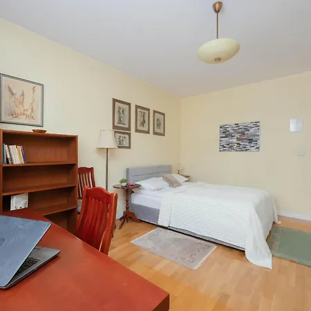 Spacious Pet Friendly In By Renters 바르샤바