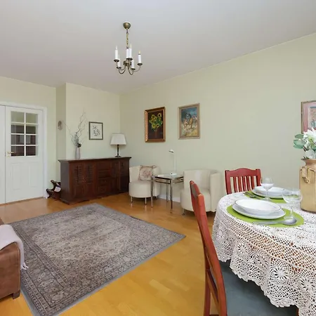 Lejlighed Spacious Pet Friendly In By Renters